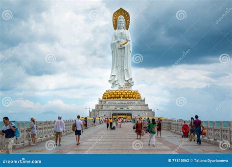 Den Fantastiska Guanyin-statyn på Maomings Mäktiga Kustlinje!