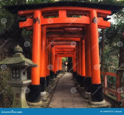  Fushimi Inari-taisha: En mystisk labyrint av tusentals röda toriiportaler!