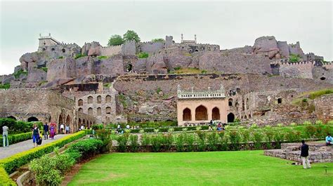  Golconda Fortet: En majestät från det forntida Deccan-riket med eko av historiska bataljer!