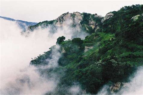 Huaguo Mountain: En Mystisk Berg Med Historiska Legender och Fantastiska Utsikter!