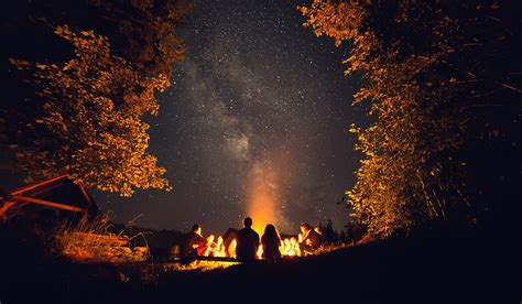 のとろ原キャンプ場のと、星の光がキャンプファイヤーを超える夜