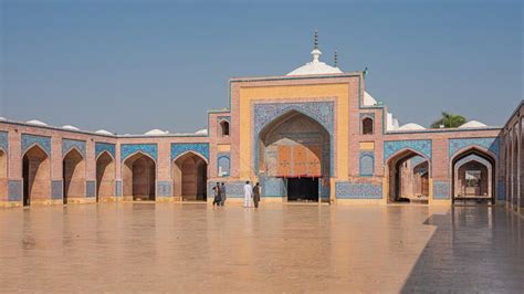  Shah Jahan Mosque, Enestående Mogularkitektur i ett Bergsklätt Hav