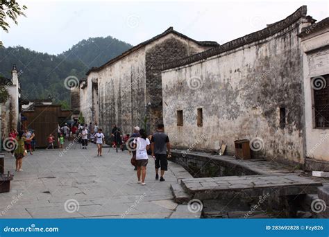 Yixian Ancient Village - Ett Historiskt Ögonblick i Moden Tid!